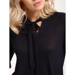 Sweter długi rękaw damski klasyczny. Niebieskie swetry damskie Top Secret, na lato, m, bez wzorów, z dzianiny, eleganckie, z długim rękawem, długie, bez kaptura. W wyprzedaży za 24,99 zł.