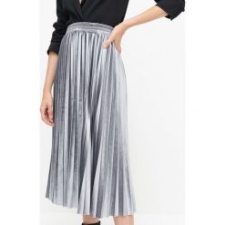 Welurowa spódnica z plisowaniem -. Spódniczki damskie Reserved, xl, bez wzorów, z weluru. Za 79,99 zł.