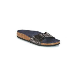 Klapki Birkenstock MADRID. Czarne klapki damskie Birkenstock, bez wzorów, bez obcasa. W wyprzedaży za 207,20 zł.