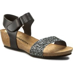 Sandały DR. BRINKMANN - 710783 Schwarz/Glitter 1. Czarne klapki damskie Dr. Brinkmann, bez wzorów, ze skóry, bez obcasa, na obcasie. W wyprzedaży za 169,00 zł.