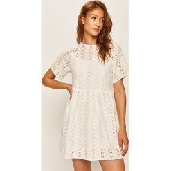 Levi's - Sukienka. Białe sukienki damskie Levi's®, na co dzień, s, w koronkowe wzory, z bawełny, casualowe, z okrągłym kołnierzem, z krótkim rękawem, krótkie, mini, rozkloszowane. W wyprzedaży za 319,90 zł.