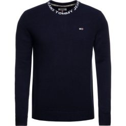 Sweter Tommy Jeans Essential DM0DM07000. Czarne swetry męskie Tommy Jeans, m, bez wzorów, z bawełny, klasyczne, z klasycznym kołnierzykiem, bez kaptura. W wyprzedaży za 209,00 zł.