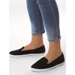 Czarne Slip On Chill and Jump. Czarne trampki i tenisówki damskie Born2be, w paski, z paskami. Za 29,99 zł.