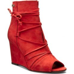 Botki CARINII - B3511 Samuel 1924/Oassi Rosso. Czerwone buty zimowe damskie marki Carinii, z nubiku, na obcasie. W wyprzedaży za 229,00 zł.
