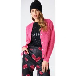 NA-KD Kardigan z puchatej dzianiny - Pink. Różowe kardigany damskie NA-KD, bez wzorów, z dzianiny. W wyprzedaży za 42,58 zł.
