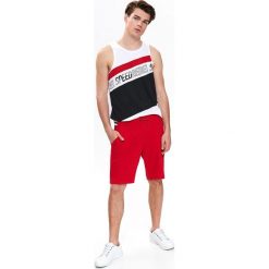Szorty z piki z gumą w pasie. Czerwone spodenki i szorty męskie na lato, xl, z gumy, krótkie. W wyprzedaży za 29,99 zł.
