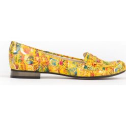 Klasyczne głębokie balerinki lordsy - skóra naturalna - model 025 - kolor żółte kwiaty. Żółte baleriny damskie Zapato, w kwiaty, z jeansu, eleganckie, na niskim obcasie, na obcasie. W wyprzedaży za 216,30 zł.