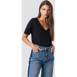 NA-KD Basic T-shirt basic z dekoltem V - Black. Czarne t-shirty damskie marki NA-KD Basic, bez wzorów, z dzianiny, klasyczne, z klasycznym kołnierzykiem. Za 52,95 zł.