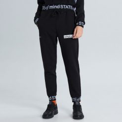 Dresowe joggery z ociepleniem - Czarny. Czarne spodnie męskie Cropp, s, bez wzorów, z dresówki. Za 119,99 zł.