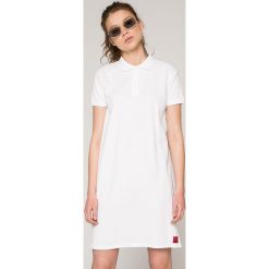 Calvin Klein Jeans - Sukienka. Białe sukienki damskie dzianinowe marki Calvin Klein Jeans, na co dzień, s, casualowe, z krótkim rękawem, krótkie, mini. W wyprzedaży za 269,90 zł.