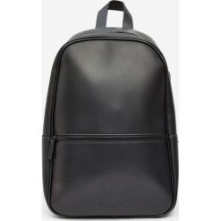 Plecak w minimalistycznym stylu. Czarne plecaki męskie marki Pull&Bear. Za 139,00 zł.