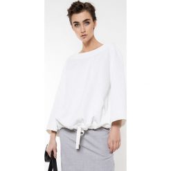 Bluza w kolorze białym. Białe bluzy damskie marki Deni Cler, bez wzorów, z denimu, bez rękawów, bez kaptura. W wyprzedaży za 459,95 zł.
