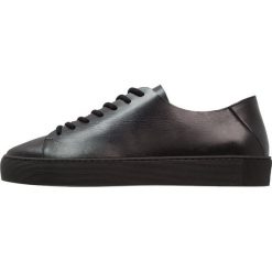 Royal RepubliQ DORIC UNBOUND DERBY SHOE Sneakersy niskie black. Czarne półbuty damskie Royal RepubliQ, bez wzorów, ze skóry, bez zapięcia. Za 669,00 zł.