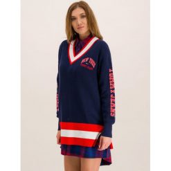 Sweter Tommy Jeans Tjw Varsity DW0DW07350. Niebieskie swetry damskie Tommy Jeans, xs, bez wzorów, z bawełny, klasyczne, bez rękawów, bez kaptura. W wyprzedaży za 329,00 zł.