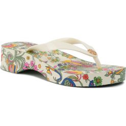 Japonki TORY BURCH - Cut-Out Wedge Flip Flop 63895 New Ivory/New Ivory Promised Land 101. Białe klapki damskie Tory Burch, bez wzorów, z tworzywa sztucznego, bez obcasa, na obcasie. Za 339,00 zł.
