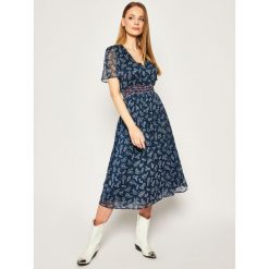 Sukienka codzienna Tommy Jeans Tjw Open Back DW0DW07908. Niebieskie sukienki damskie Tommy Jeans, na co dzień, m, bez wzorów, z poliesteru, bez kołnierzyka, bez rękawów, proste. W wyprzedaży za 369,00 zł.