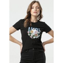 Czarny T-shirt Caliroesis. Czarne t-shirty damskie Born2be, s, z nadrukiem, z okrągłym kołnierzem. Za 49,99 zł.