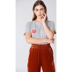 NA-KD T-shirt Grapefruit - Grey. Szare t-shirty damskie NA-KD, z nadrukiem, z okrągłym kołnierzem. W wyprzedaży za 21,88 zł.
