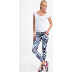 Niebieskie sportowe legginsy we wzory H1001. Niebieskie legginsy damskie marki Fasardi, s. Za 59,00 zł.