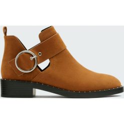 Botki z wycięciami w kolorze camel. Brązowe botki damskie na obcasie Pull&Bear. Za 139,00 zł.