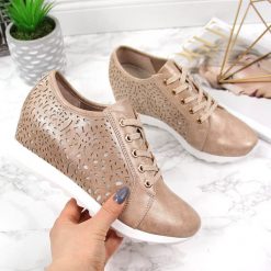 Sneakersy na krytym koturnie ażurowe beżowe Jezzi - beżowy. Brązowe półbuty damskie Jezzi, bez wzorów, bez obcasa, na koturnie, bez zapięcia. Za 85,00 zł.