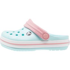 Crocs CROCBAND Sandały kąpielowe ice blue/white. Niebieskie sandały chłopięce Crocs, z gumy. Za 129,00 zł.