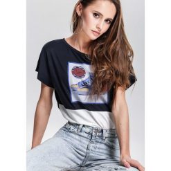Granatowy T-shirt Kindheartedly. Niebieskie bluzki damskie marki other, s, z nadrukiem, z dzianiny, z okrągłym kołnierzem, z krótkim rękawem. Za 19,99 zł.