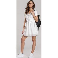 Biała Sukienka Menithoe. Białe sukienki damskie Renee, na imprezę, s, bez wzorów, z falbankami, z krótkim rękawem, krótkie, mini, kopertowe. Za 109,99 zł.