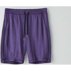 Dresowe szorty basic - Fioletowy. Fioletowe spodenki i szorty męskie Cropp, s, bez wzorów, z dresówki. W wyprzedaży za 27,99 zł.