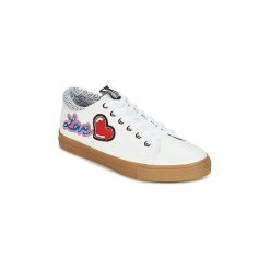 Buty Love Moschino JA15213G15. Białe trampki i tenisówki damskie Love Moschino, bez wzorów, bez zapięcia. Za 735,20 zł.