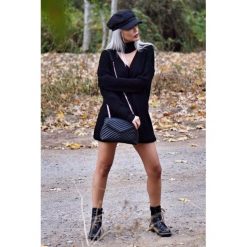 Sweter SARINA BLACK. Czarne swetry damskie Sweter SARINA BLACK, uniwersalny, bez wzorów, bez rękawów, bez kaptura. W wyprzedaży za 79,00 zł.