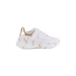 Buty Guess FL5MAYFAL12. Białe trampki i tenisówki damskie marki Guess, z aplikacjami, bez zapięcia. Za 490,32 zł.