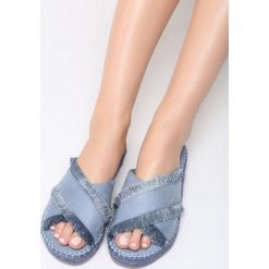 Niebieskie Klapki Cerulean. Niebieskie klapki damskie Born2be, w paski, na niskim obcasie, na płaskiej podeszwie. Za 39,99 zł.