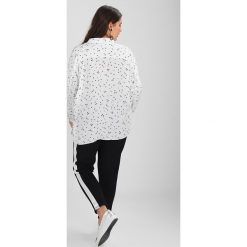 Koszule męskie: Live Unlimited London STAR PRINT THROW ON BLOUSE Koszula white