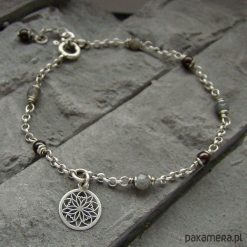 Labradoryt i granat - bransoletka. Szare bransoletki damskie Pakamera, z granatem. Za 74,00 zł.