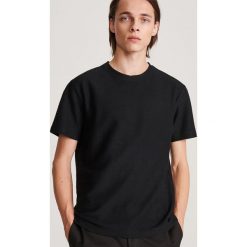 T-shirt ze strukturalnej dzianiny - Czarny. Czarne t-shirty damskie Reserved, xl, bez wzorów, z dzianiny, bez kołnierzyka. W wyprzedaży za 29,99 zł.
