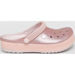 Crocs - Klapki. Różowe klapki damskie Crocs, bez wzorów, z materiału, bez obcasa, na obcasie. W wyprzedaży za 159,90 zł.