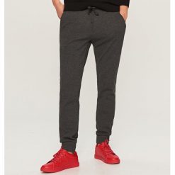 Spodnie dresowe slim - Szary. Szare spodnie męskie Reserved, s, z dresówki. Za 109,99 zł.