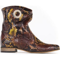 Wsuwane botki na niskim obcasie - skóra naturalna - model 270 - kolor kolorowy wąż. Botki damskie Zapato, ze skóry, klasyczne, na niskim obcasie, bez zapięcia. W wyprzedaży za 319,20 zł.