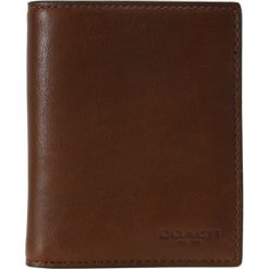 Coach SLIM CARD Portfel dark saddle. Brązowe portfele męskie marki Coach, bez wzorów. W wyprzedaży za 655,20 zł.