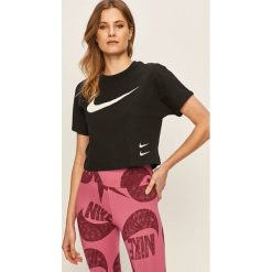 Nike Sportswear - T-shirt. Różowe topy damskie Nike Sportswear, s, z nadrukiem, z bawełny, z okrągłym kołnierzem. W wyprzedaży za 99,90 zł.
