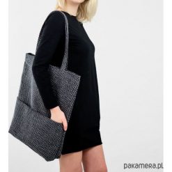Prostokątna torba z grubej plecionki na ramię. Szare torebki klasyczne damskie marki Pakamera, bez wzorów, na ramię, bez dodatków. Za 189,00 zł.