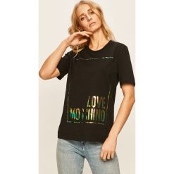 Love Moschino - T-shirt. Różowe bluzki damskie Love Moschino, m, z nadrukiem, z elastanu, z okrągłym kołnierzem. W wyprzedaży za 379,90 zł.