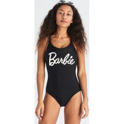 Strój kąpielowy Barbie - Czarny. Czarne stroje kąpielowe damskie marki Sinsay, s, bez wzorów. Za 59,99 zł.