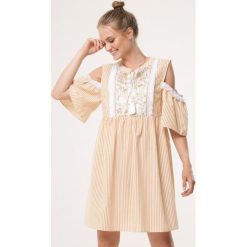 Żółta Sukienka Tuneful. Żółte sukienki damskie Born2be, xl, bez wzorów, bez kołnierzyka, bez rękawów, mini. Za 119,99 zł.