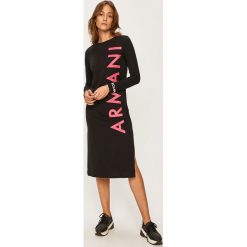 Armani Exchange - Sukienka. Czarne sukienki damskie Armani Exchange, na co dzień, s, z nadrukiem, z bawełny, casualowe, z okrągłym kołnierzem, z długim rękawem, długie, midi, proste. W wyprzedaży za 239,90 zł.