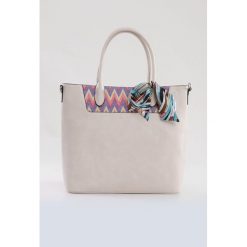Torba z wzorzystym panelem. Szare torebki klasyczne damskie Monnari, w paski, ze skóry, eleganckie, na ramię, bez dodatków. Za 99,60 zł.