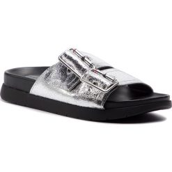 Klapki TOMMY HILFIGER - Crackle Metallic Footbed Sandal FW0FW03805 Silver 000. Szare klapki damskie TOMMY HILFIGER, bez wzorów, ze skóry, bez obcasa. Za 399,00 zł.