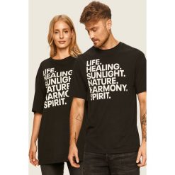 Reebok - T-shirt. Czarne topy damskie Reebok, s, z nadrukiem, z bawełny, casualowe, z okrągłym kołnierzem. W wyprzedaży za 119,90 zł.
