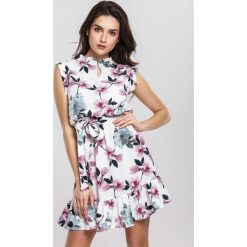 Biała Sukienka Beyond. Białe sukienki damskie other, na imprezę, s, w kwiaty, eleganckie, bez kołnierzyka, bez rękawów, mini. Za 69,99 zł.